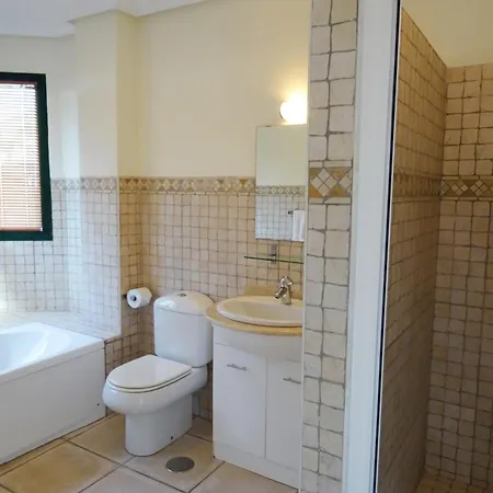 Semiramis 7 公寓 *